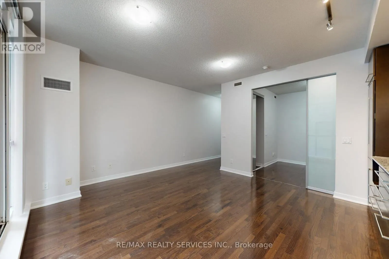 1009 - 770 BAY STREET