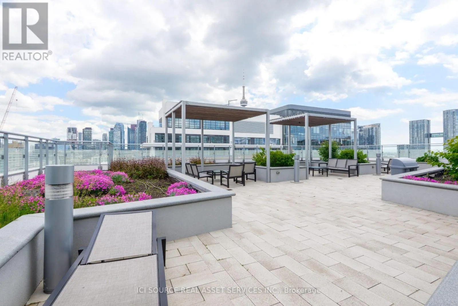 1020 - 525 ADELAIDE STREET W