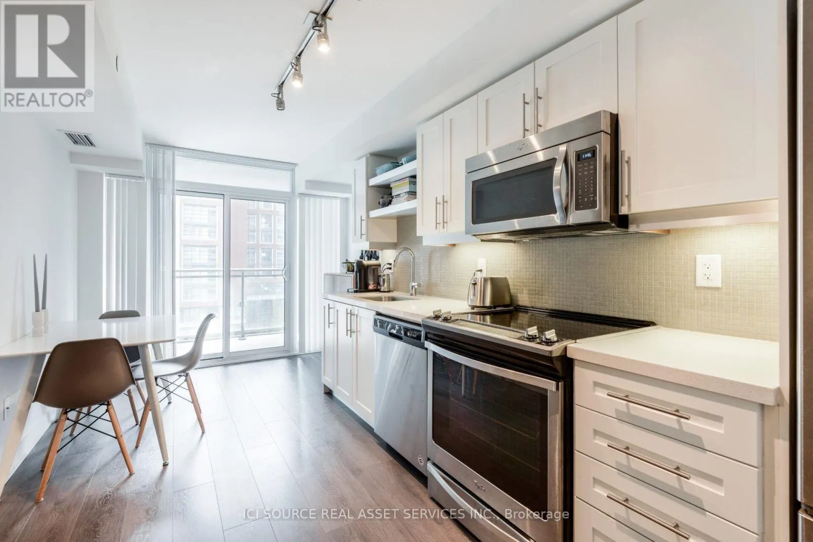 1020 - 525 ADELAIDE STREET W