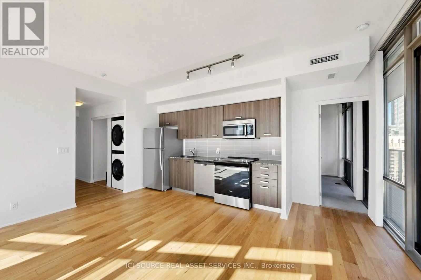 2608 - 832 BAY STREET
