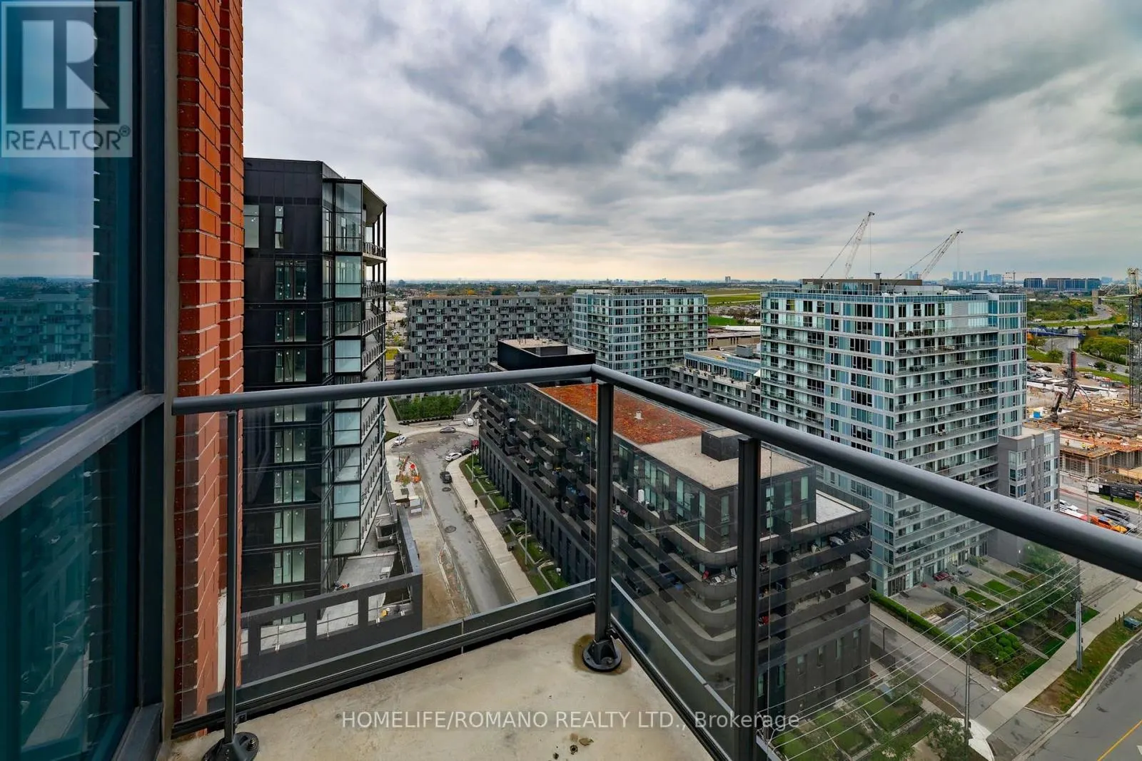 1602 - 31 TIPPETT ROAD