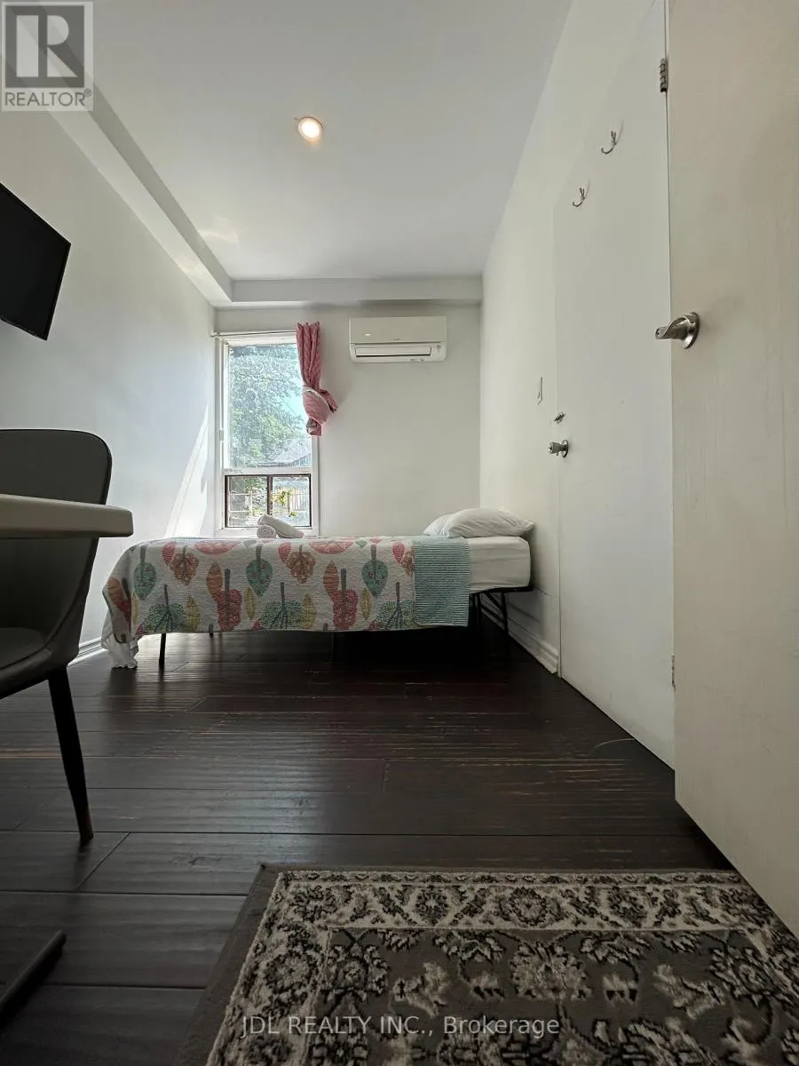 PRETTY BEDROOM MAIN FLOOR - 3 PEMBROKE ST STREET