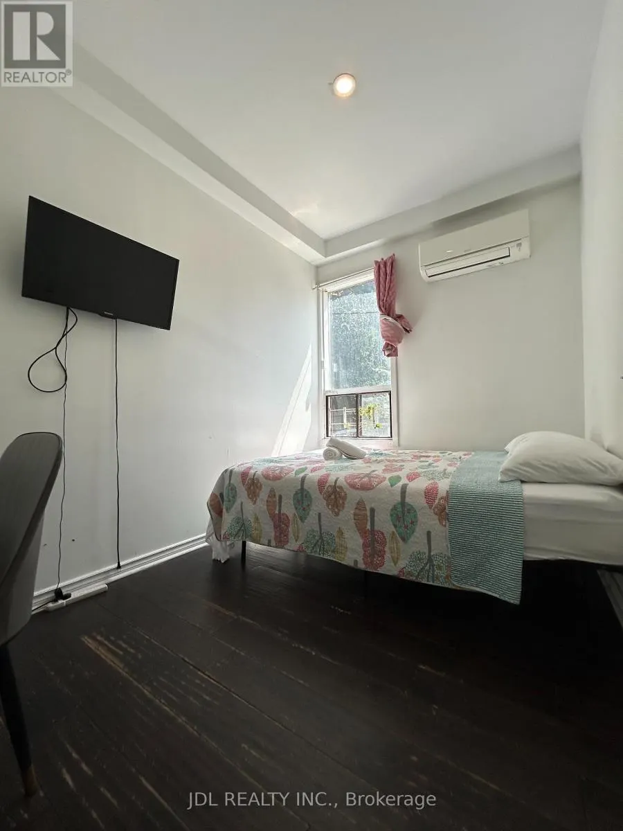 PRETTY BEDROOM MAIN FLOOR - 3 PEMBROKE ST STREET