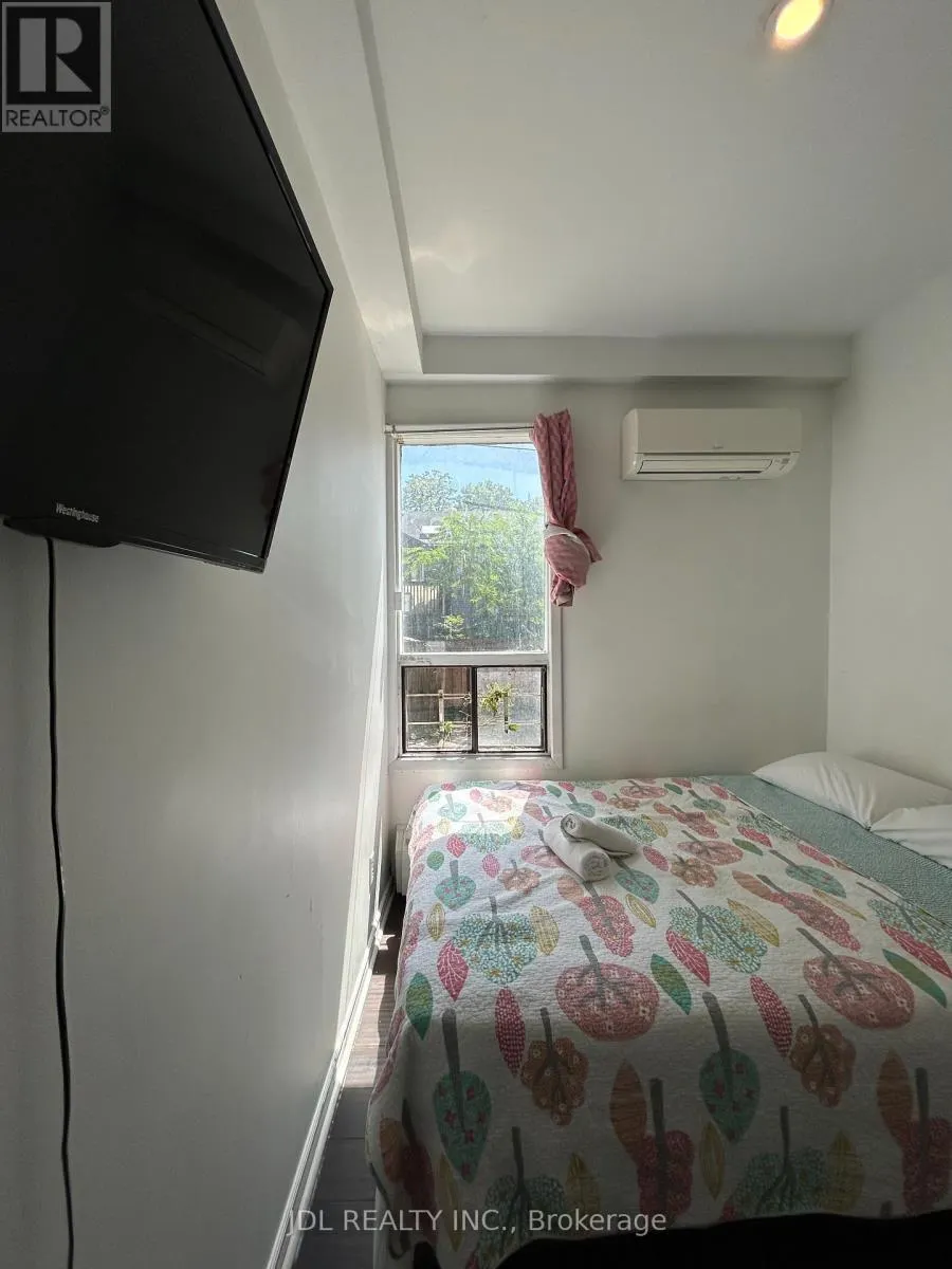 PRETTY BEDROOM MAIN FLOOR - 3 PEMBROKE ST STREET
