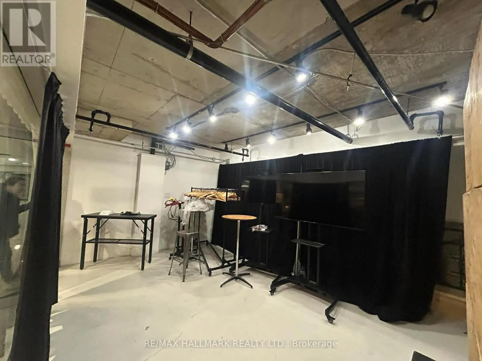 C8 - 222 SPADINA AVENUE