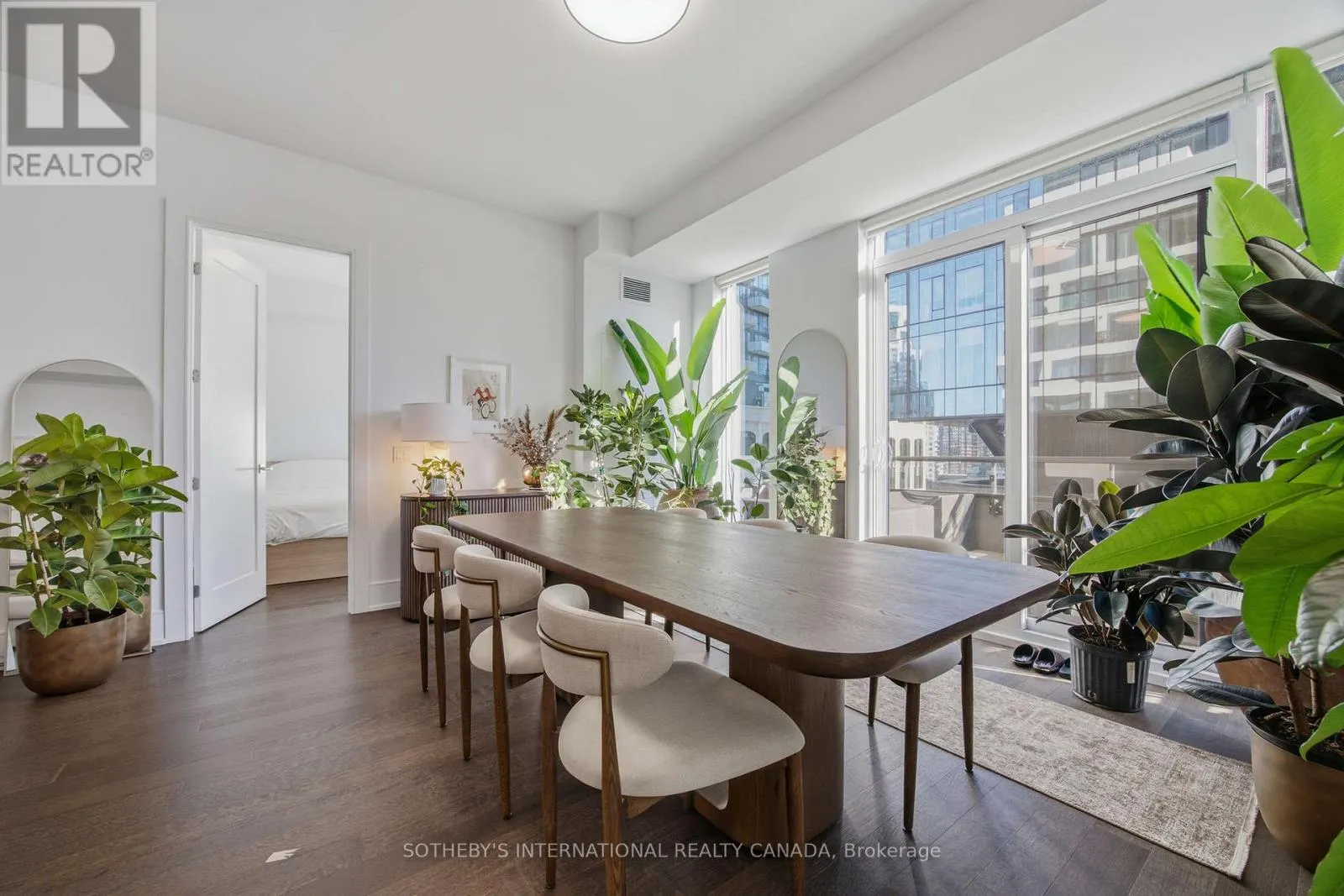 706 - 455 WELLINGTON STREET W
