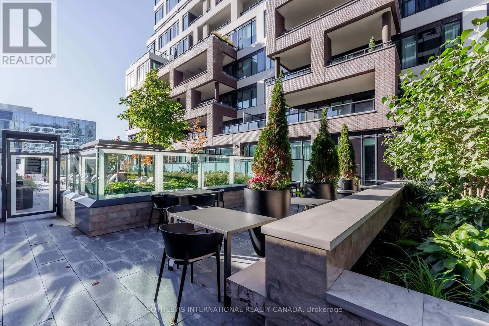 706 - 455 WELLINGTON STREET W