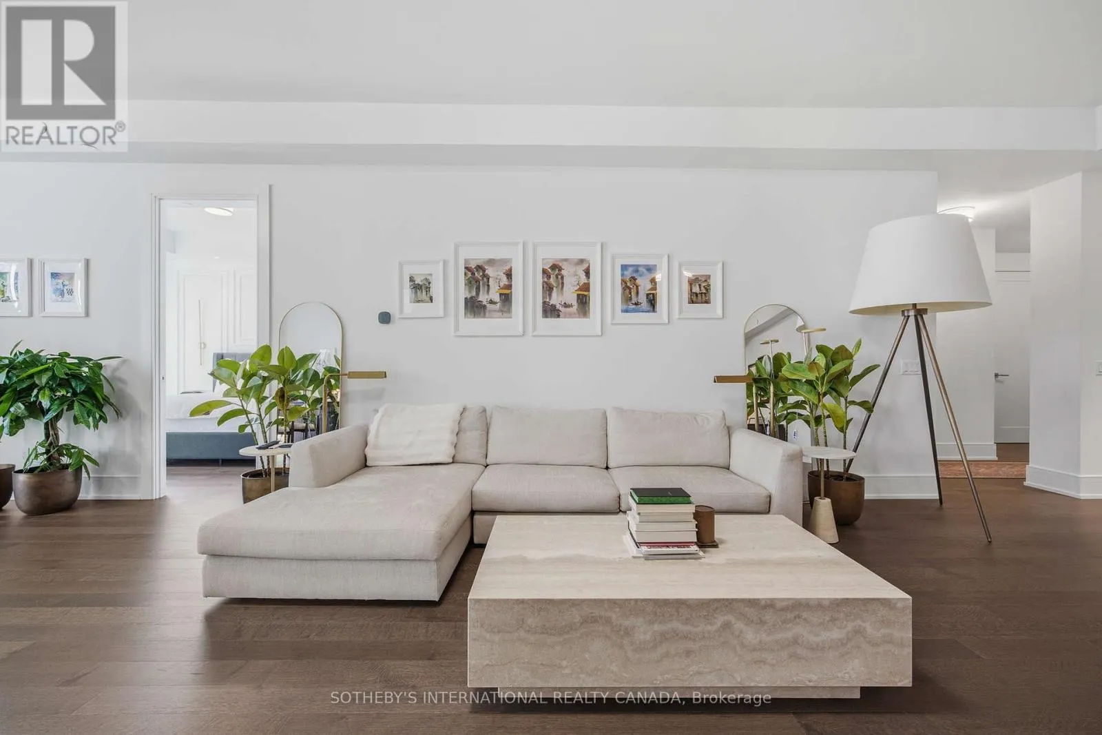 706 - 455 WELLINGTON STREET W