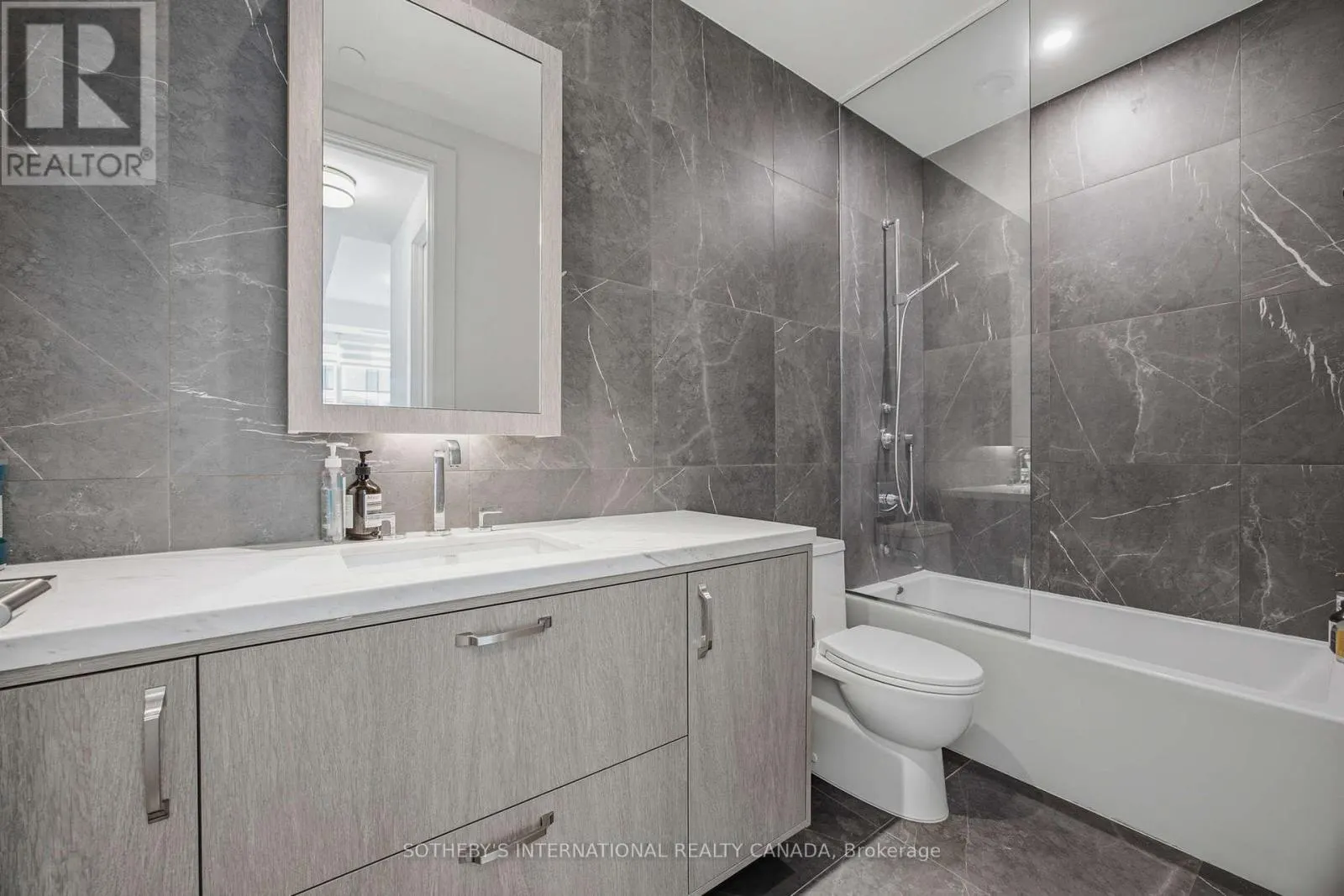706 - 455 WELLINGTON STREET W
