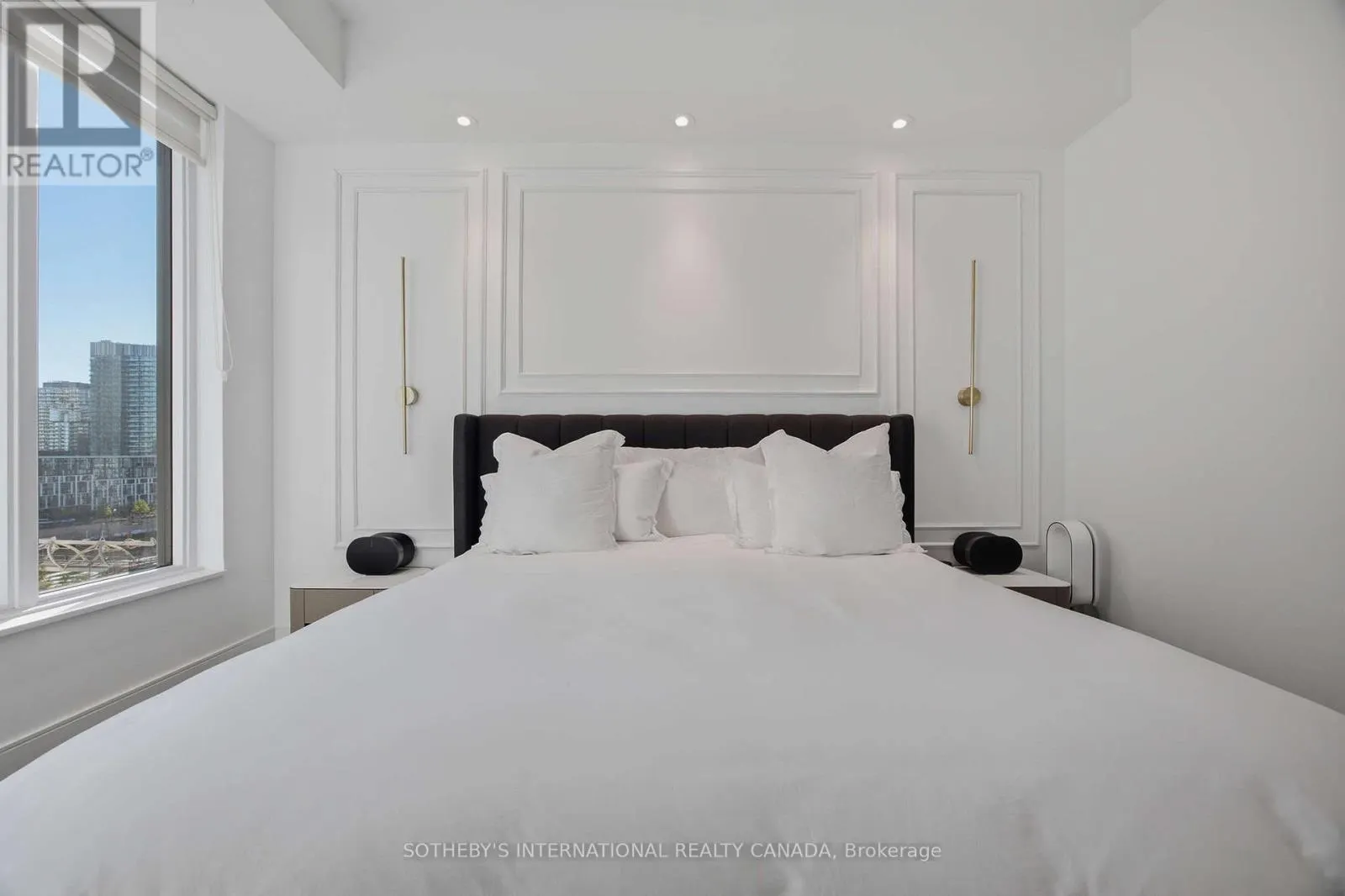 706 - 455 WELLINGTON STREET W