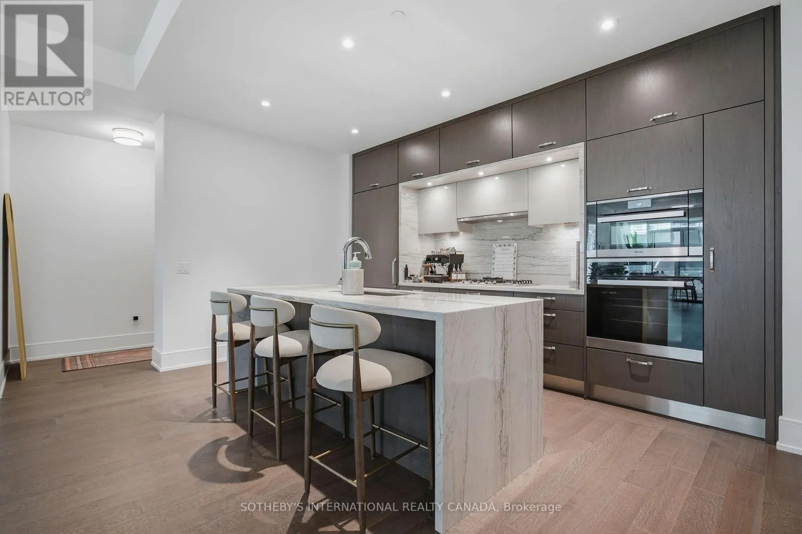 706 - 455 WELLINGTON STREET W