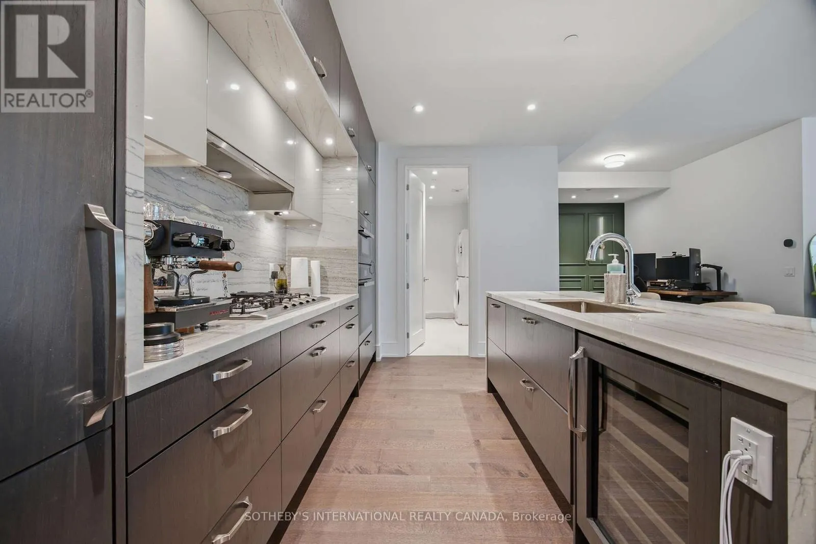 706 - 455 WELLINGTON STREET W
