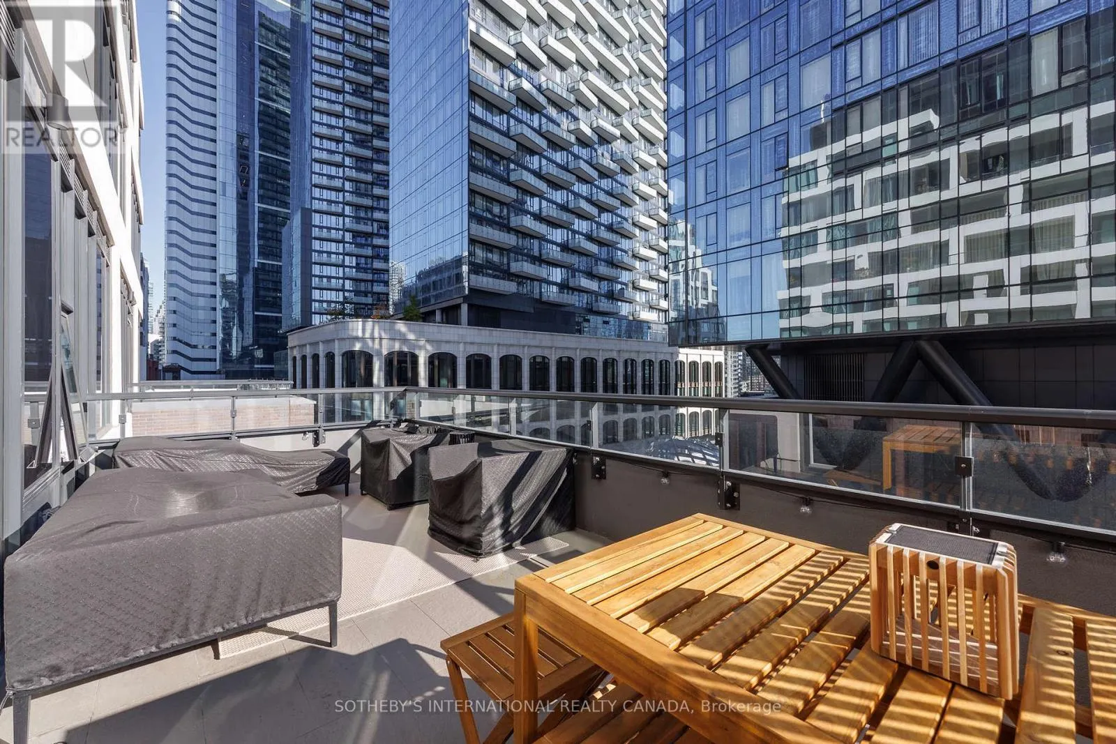 706 - 455 WELLINGTON STREET W