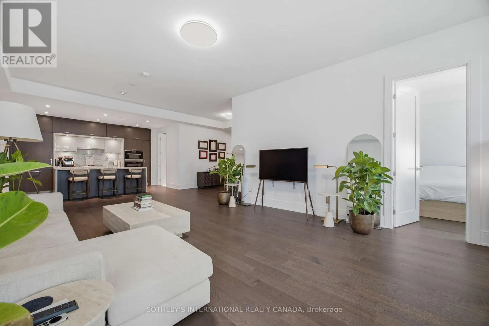 706 - 455 WELLINGTON STREET W