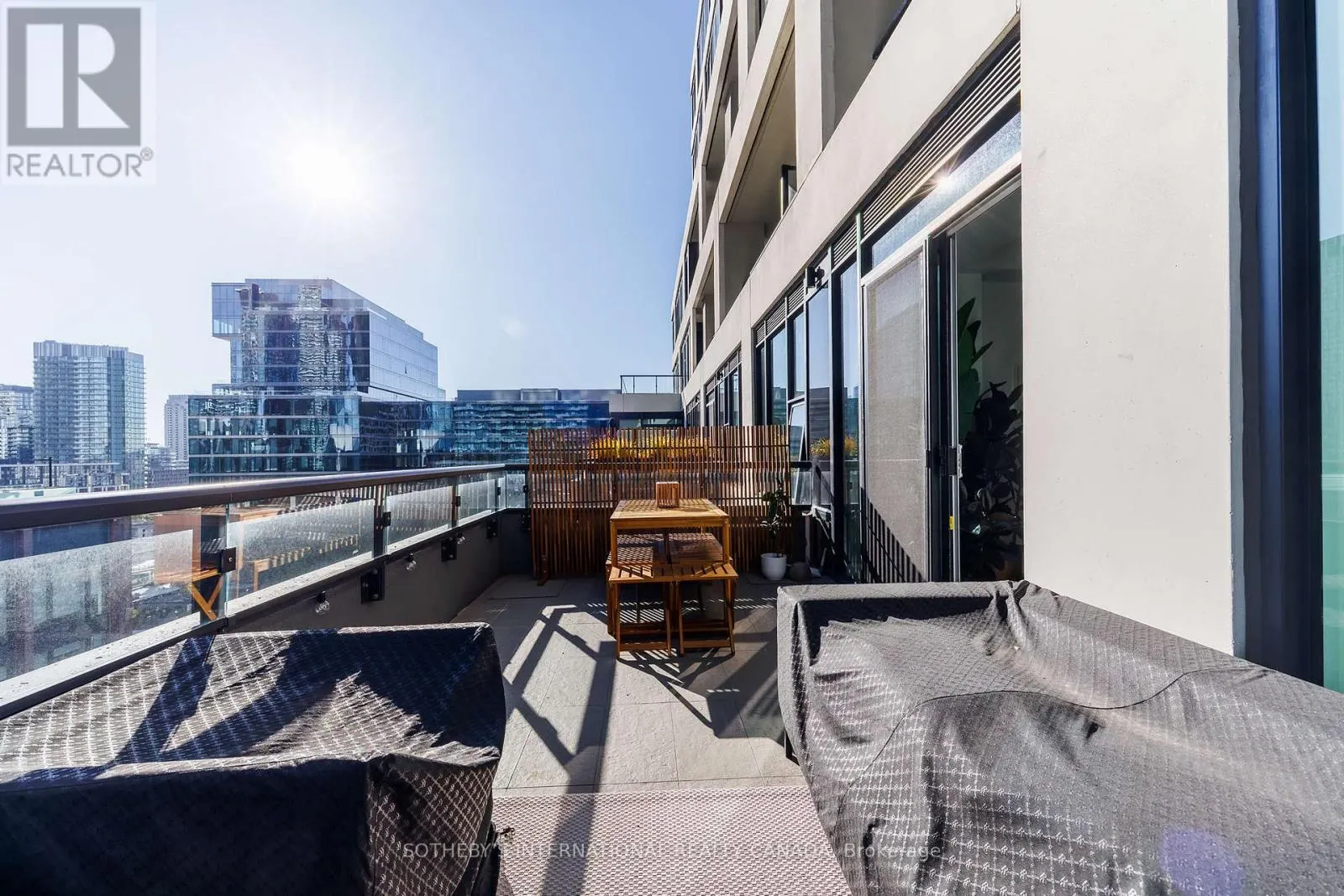 706 - 455 WELLINGTON STREET W