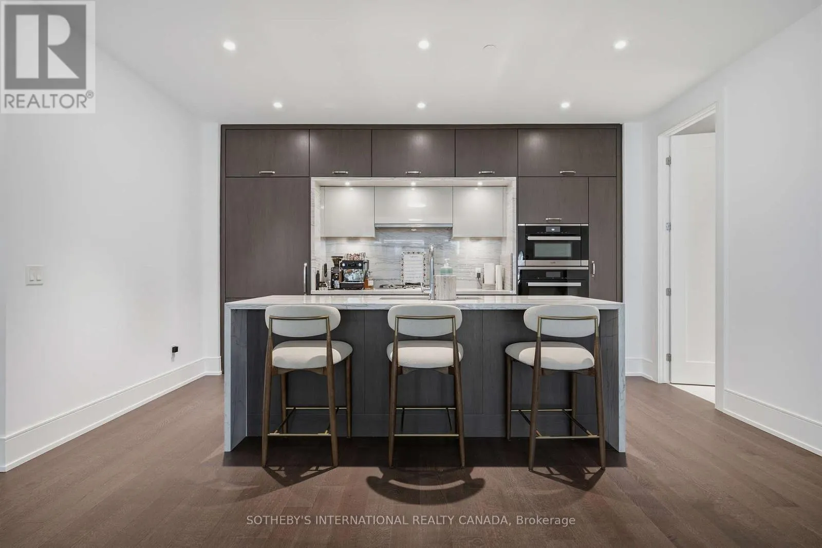 706 - 455 WELLINGTON STREET W