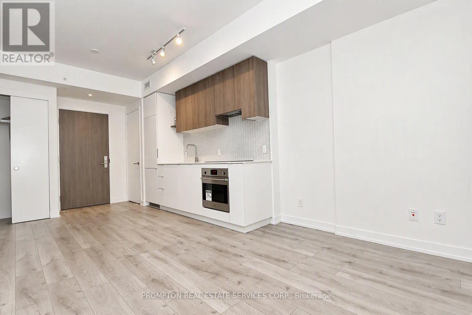 627 - 161 ROEHAMPTON AVENUE