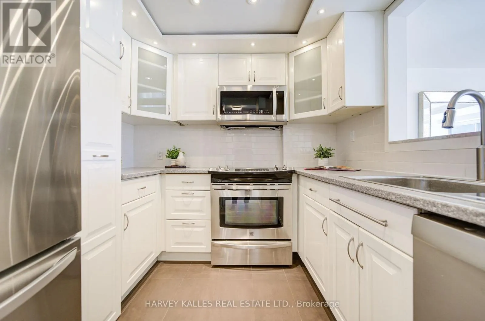 512 - 1818 BAYVIEW AVENUE