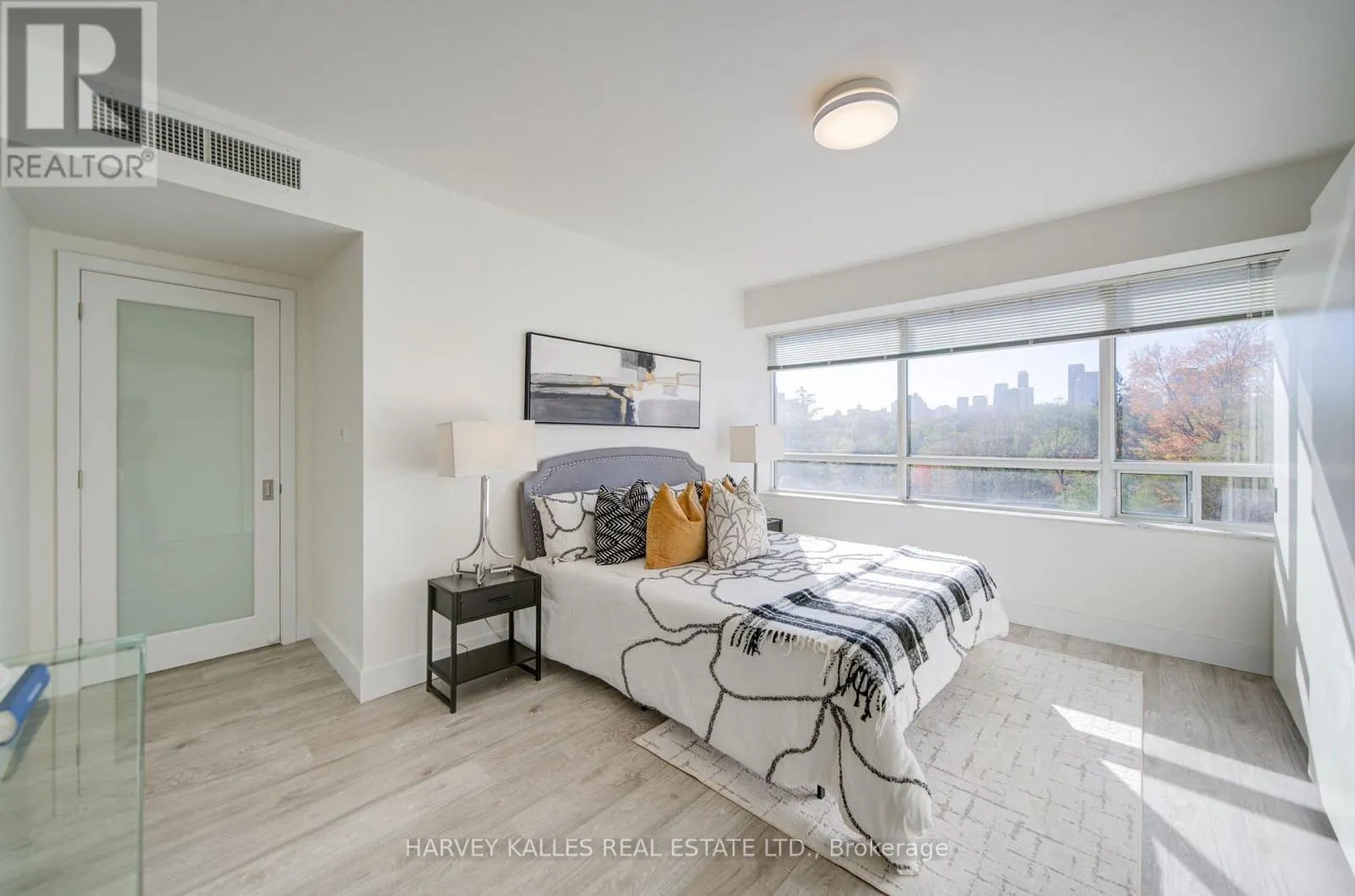 512 - 1818 BAYVIEW AVENUE