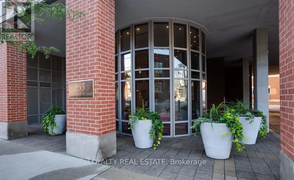 PH14 - 255 RICHMOND STREET E