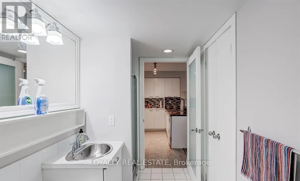 PH14 - 255 RICHMOND STREET E