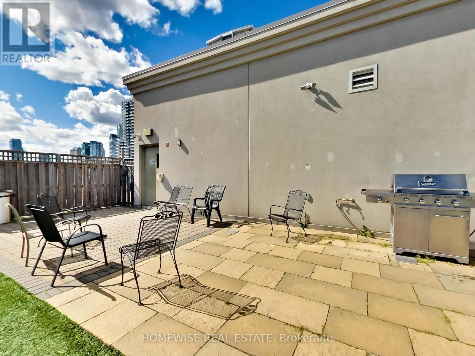 1001 - 225 WELLESLEY STREET E