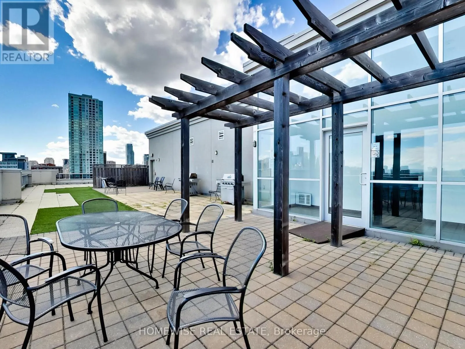 1001 - 225 WELLESLEY STREET E