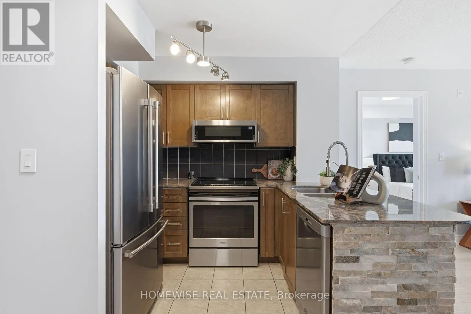1001 - 225 WELLESLEY STREET E