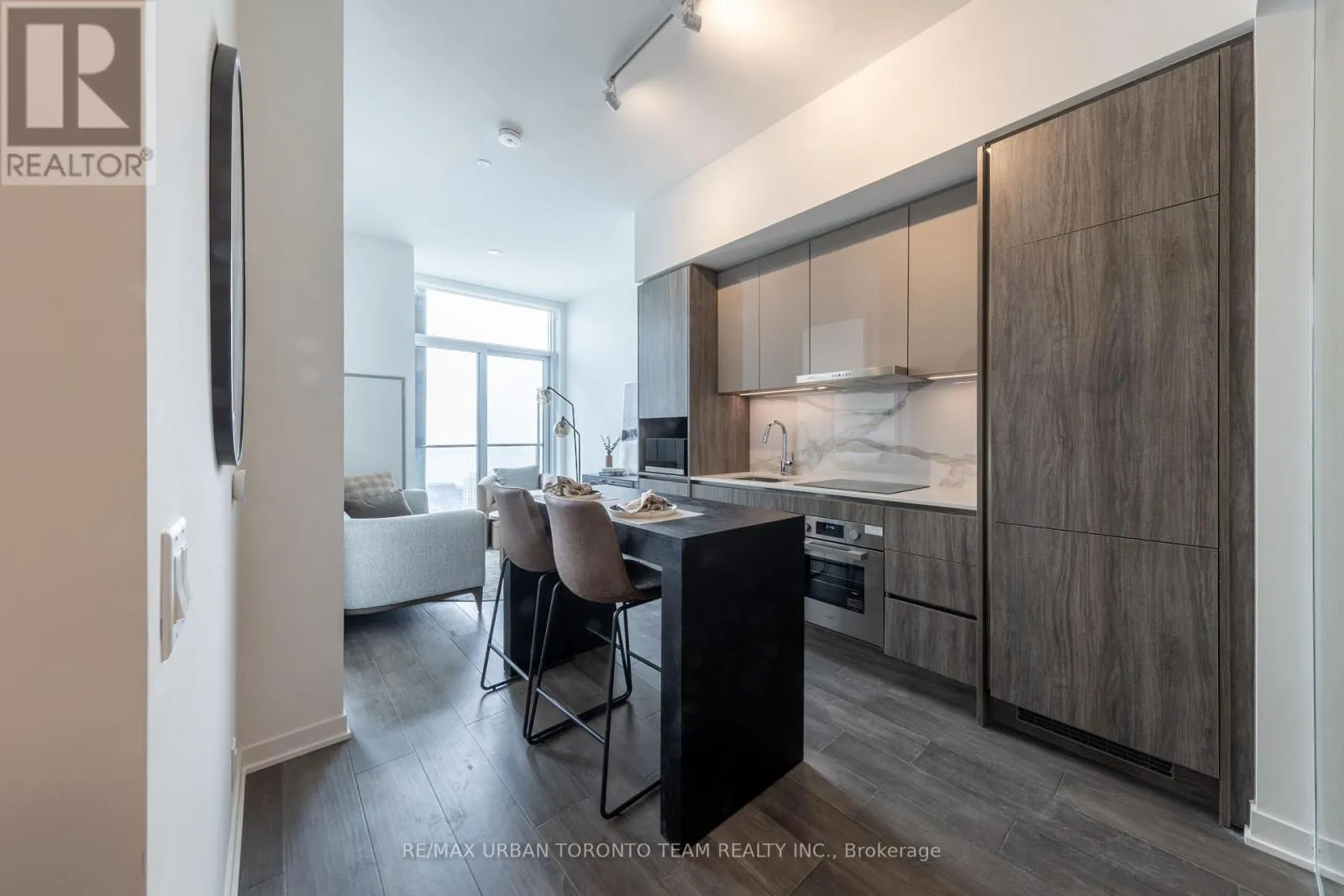 PH09 - 180 FRONT STREET E