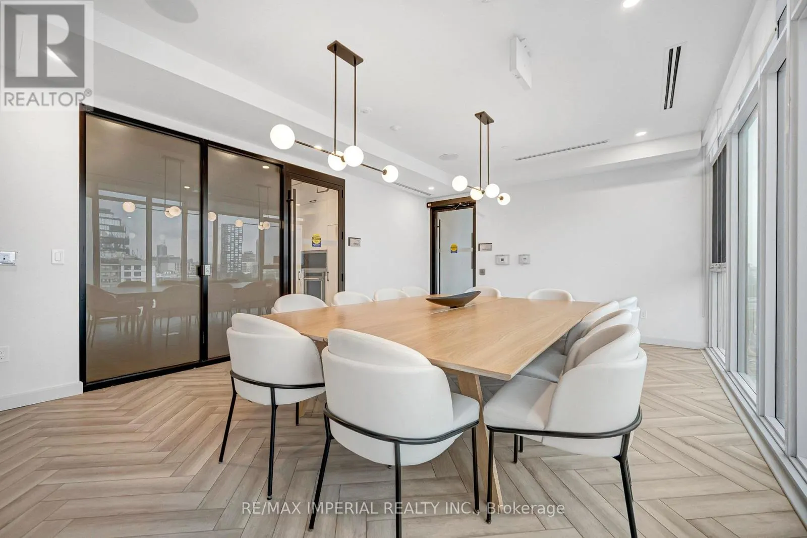 601 - 280 DUNDAS STREET W