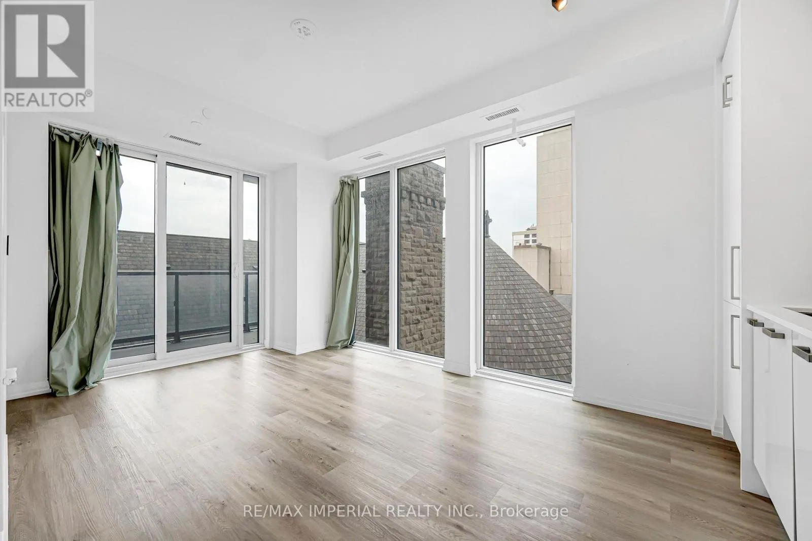 601 - 280 DUNDAS STREET W