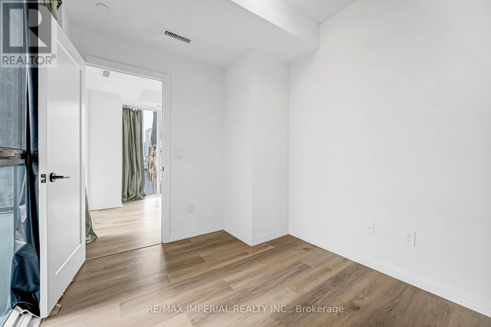 601 - 280 DUNDAS STREET W