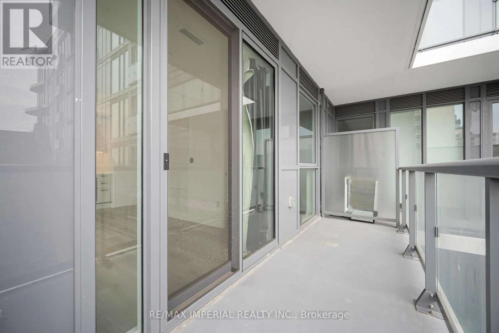 601 - 280 DUNDAS STREET W
