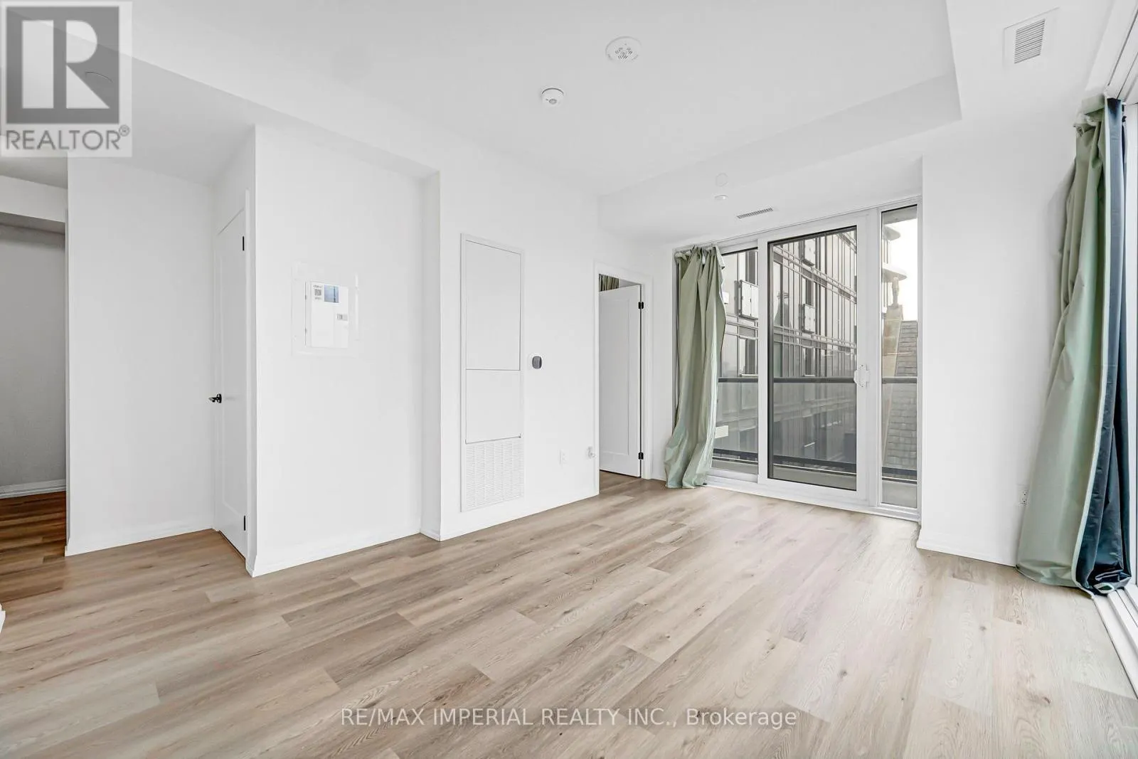 601 - 280 DUNDAS STREET W