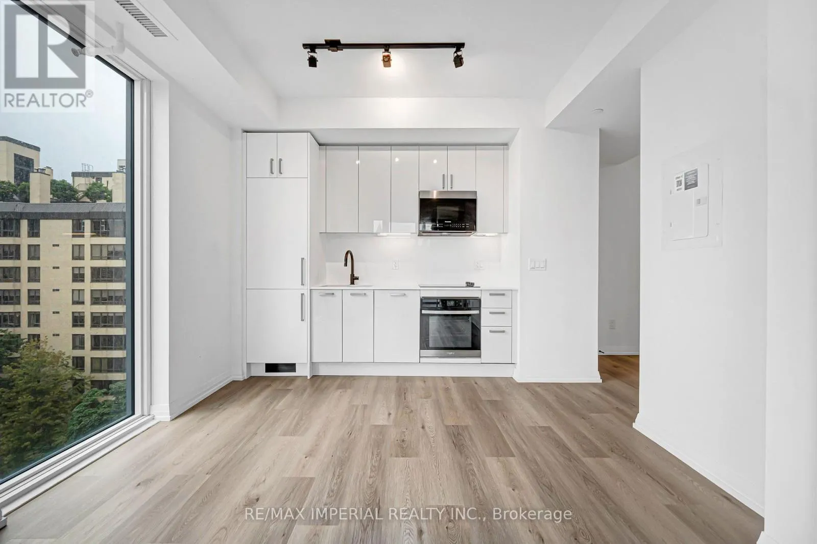 601 - 280 DUNDAS STREET W