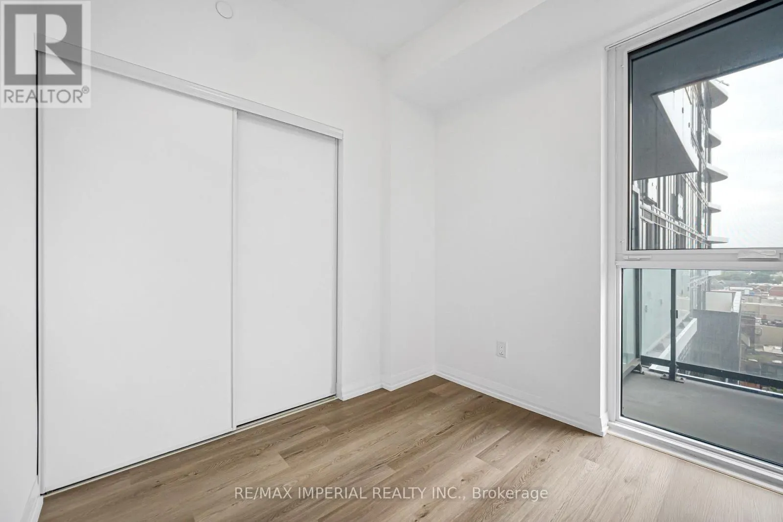 601 - 280 DUNDAS STREET W