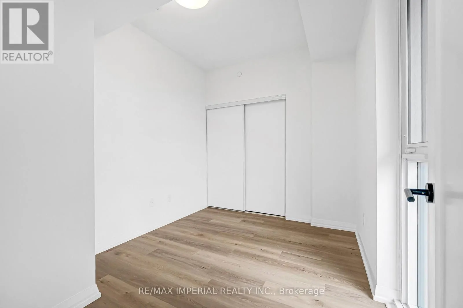 601 - 280 DUNDAS STREET W