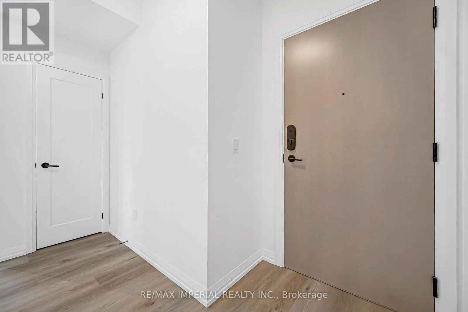 601 - 280 DUNDAS STREET W