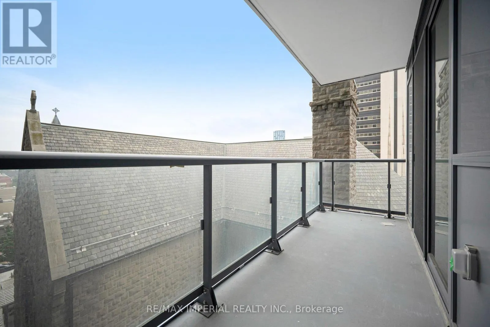 601 - 280 DUNDAS STREET W