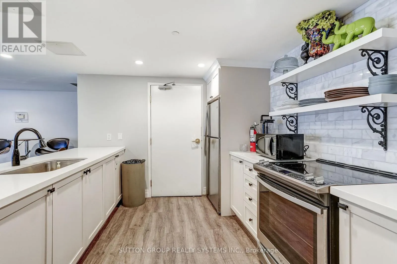 PH807 - 39 JARVIS STREET