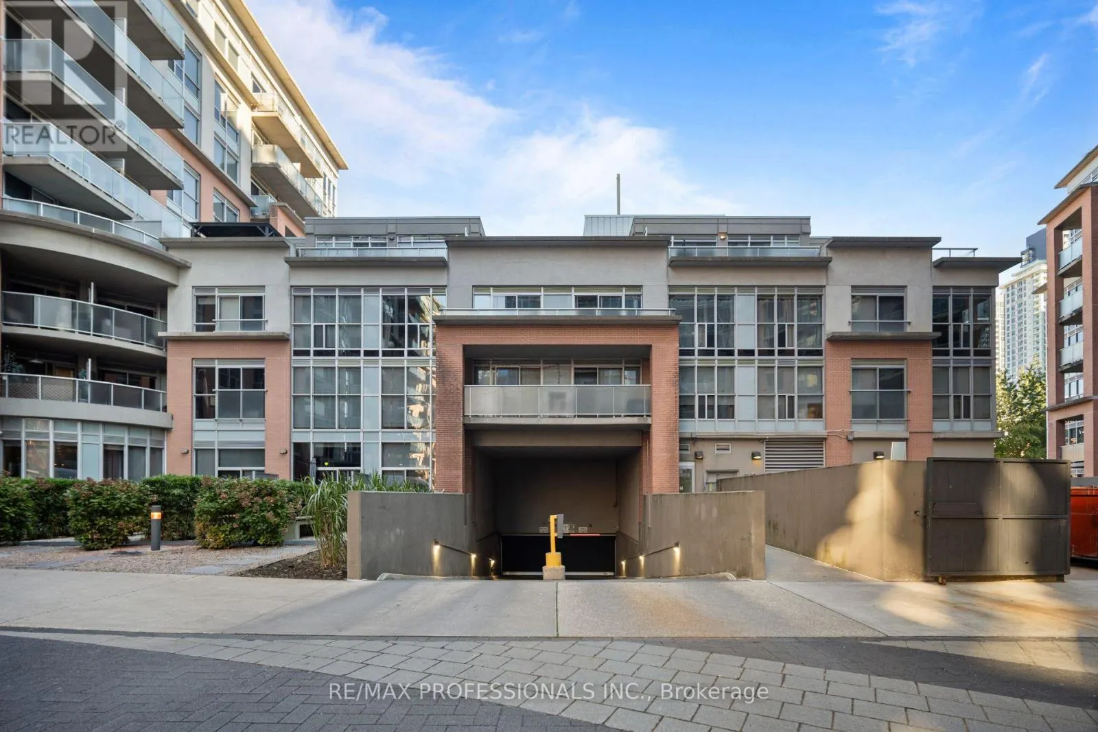 320 - 1005 KING STREET W