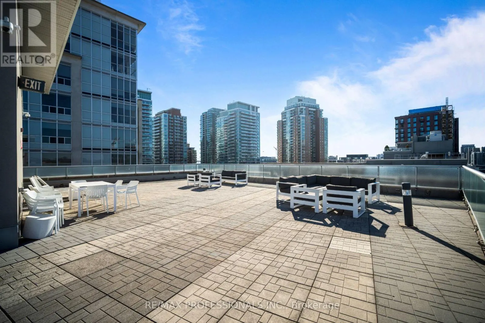 320 - 1005 KING STREET W