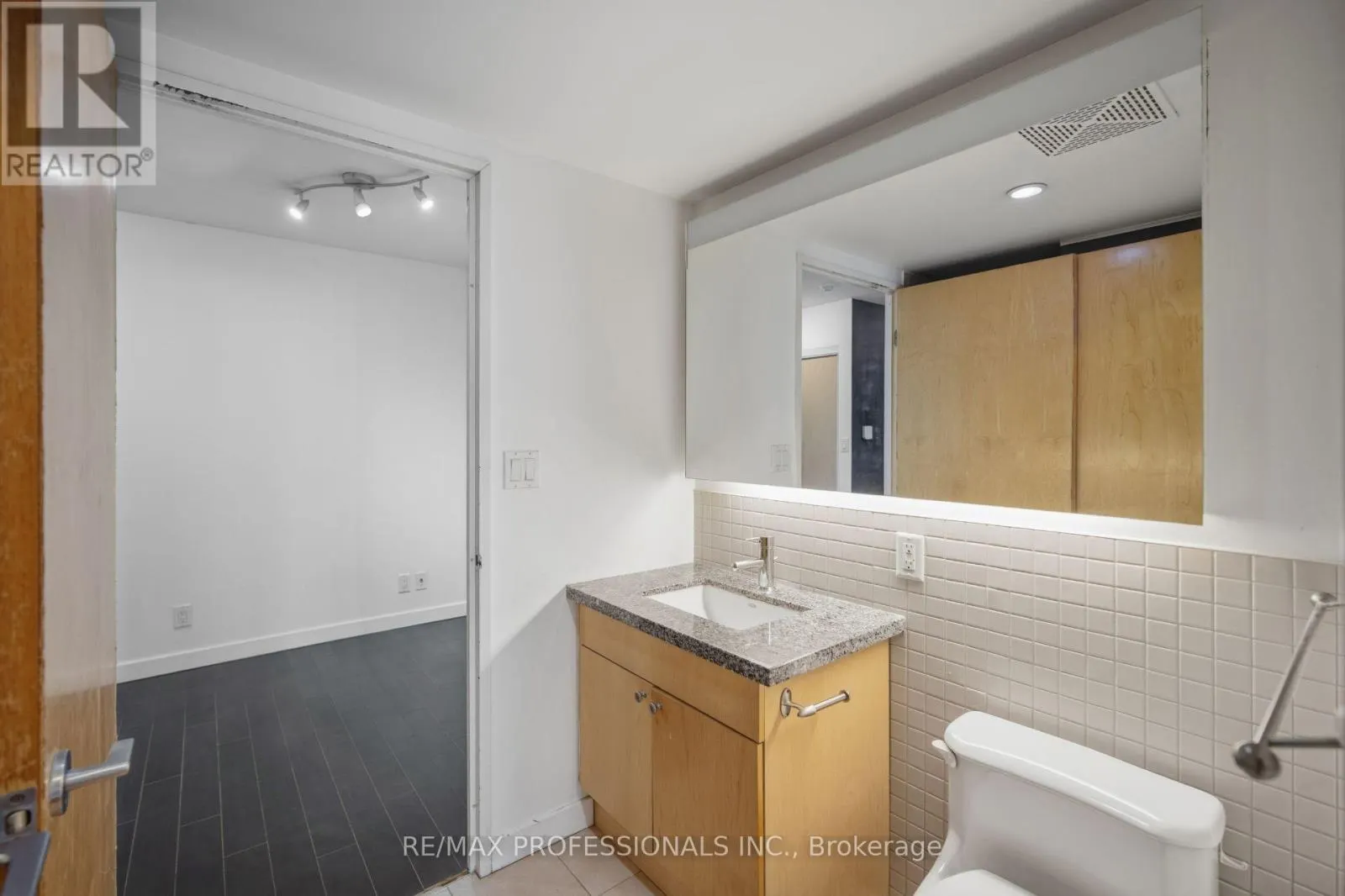 320 - 1005 KING STREET W