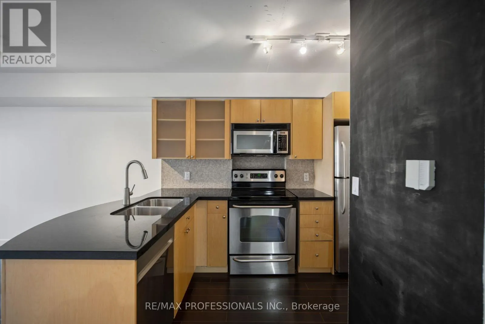 320 - 1005 KING STREET W
