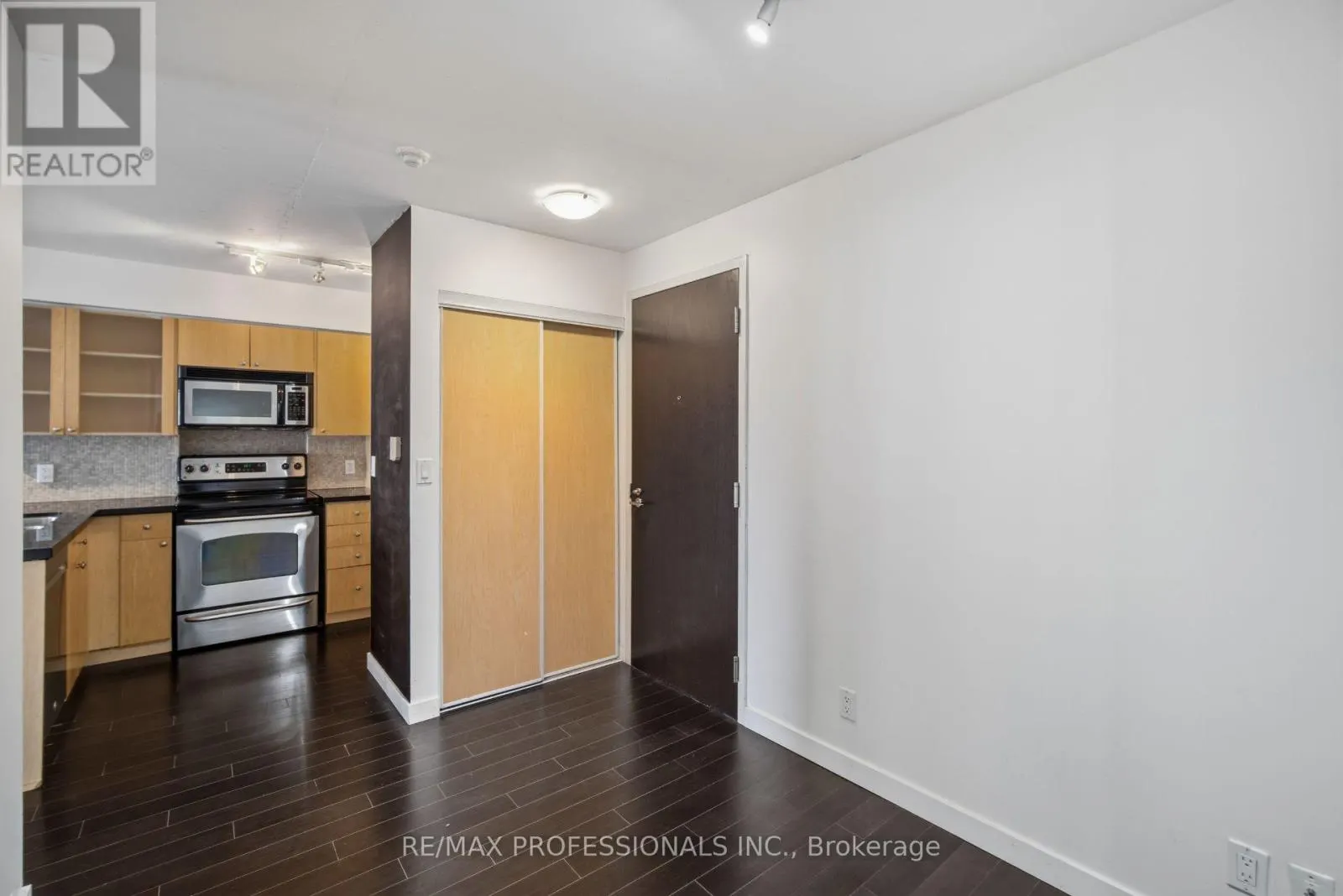 320 - 1005 KING STREET W