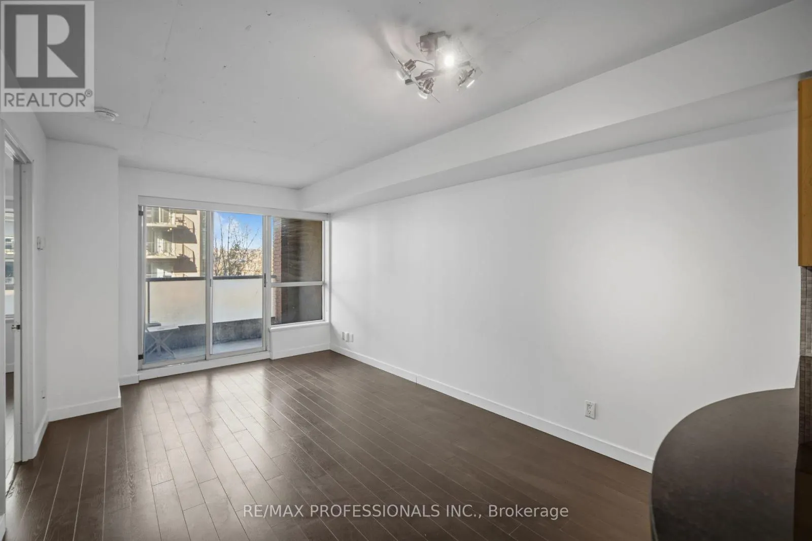 320 - 1005 KING STREET W