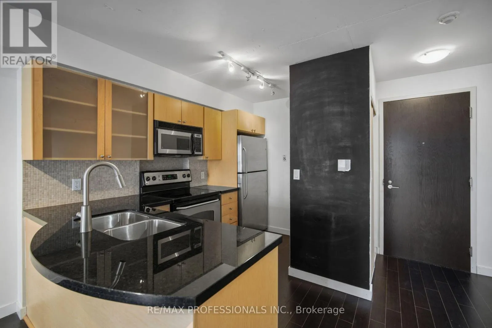 320 - 1005 KING STREET W