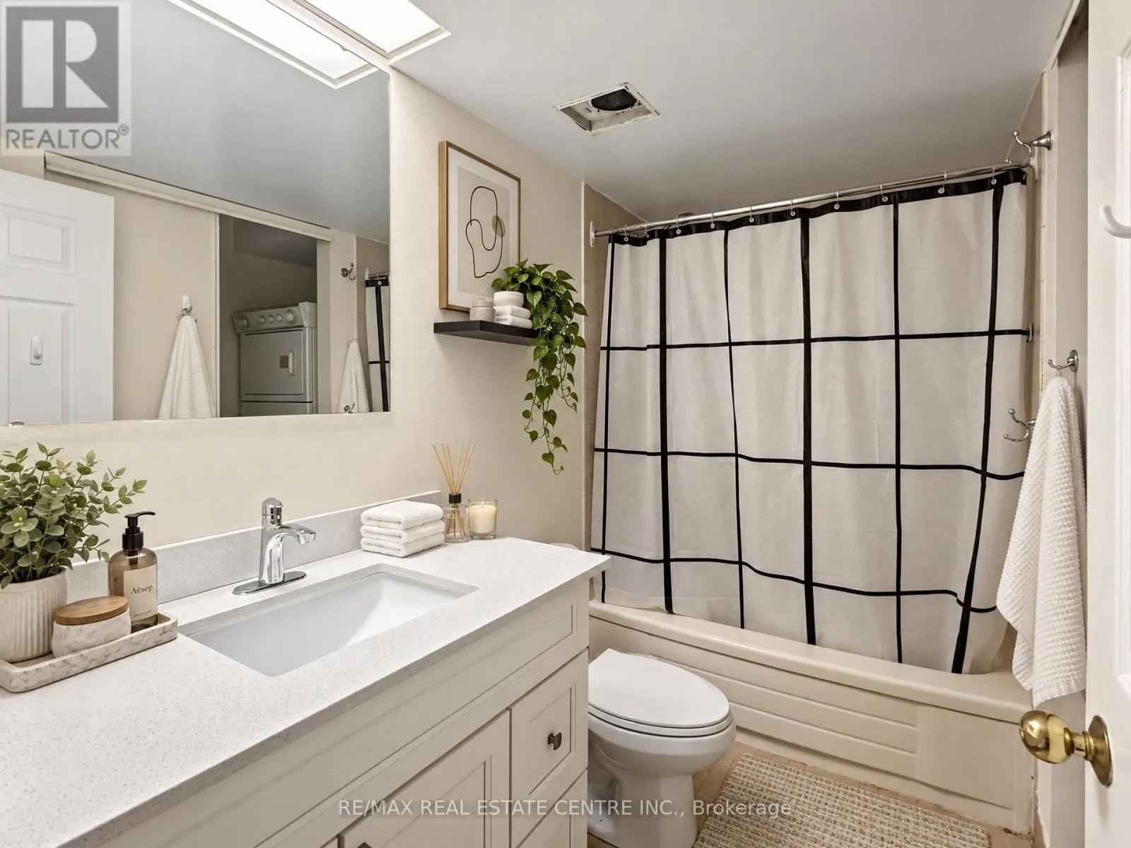590A - 574 WELLINGTON STREET W