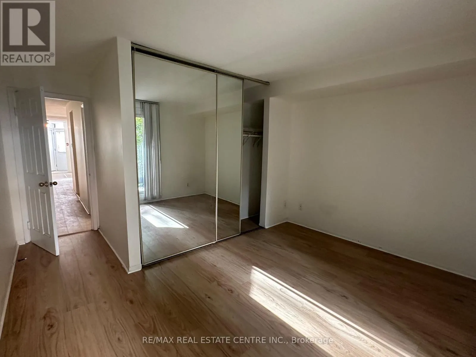 590A - 574 WELLINGTON STREET W