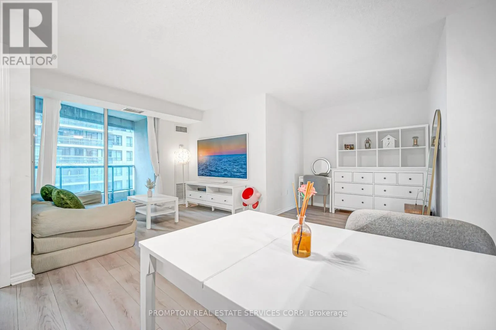 #807 - 7 LORRAINE DRIVE
